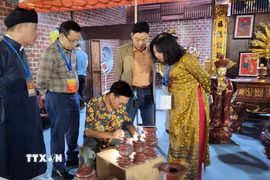 Sản phẩm làng nghề chuyên đồ thờ của Hà Nội trưng bày tại Festival. (Ảnh: Phương Anh/TTXVN)