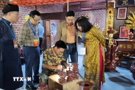 Sản phẩm làng nghề chuyên đồ thờ của Hà Nội trưng bày tại Festival. (Ảnh: Phương Anh/TTXVN)