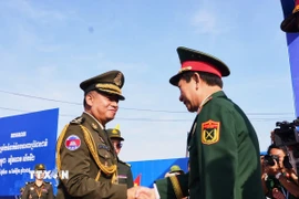 Đại tướng Tea Seiha, Phó Thủ tướng Chính phủ, Bộ trưởng Bộ Quốc phòng Vương quốc Campuchia đón Đại tướng Phan Văn Giang, Bộ trưởng Quốc phòng và đoàn Việt Nam sang dự Chương trình giao lưu tại Cửa khẩu quốc tế Bavet (Campuchia). (Ảnh: Minh Phú/TTXVN)