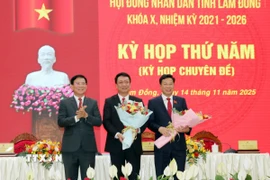 Chủ tịch Ủy ban Nhân dân tỉnh Lâm Đồng Hồ Văn Mười chúc mừng tân Chủ tịch Hội đồng Nhân dân tỉnh Lưu Văn Trung (bên phải) và Giám đốc sở Ngoại vụ Hoàng Văn Bằng (đứng giữa) mới được bầu làm Ủy viên Ủy ban Nhân dân tỉnh. (Ảnh: Chu Quốc Hùng/TTXVN)