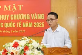 Em Trần Minh Hoàng, học sinh lớp 12 Toán 1, Trường THPT Chuyên Hà Tĩnh phát biểu tại buổi gặp mặt học sinh đoạt huy chương Vàng tại Kỳ thi Olympic Toán học quốc tế năm 2025 . (Ảnh: TTXVN phát)