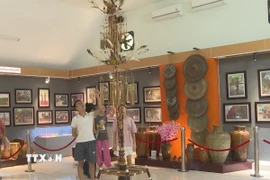 Du khách tham quan không gian trưng bày văn hóa dân tộc S’tiêng Sóc Bom Bo. (Ảnh: K GỬIH/TTXVN)
