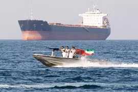 Hải quân Iran hộ tống tàu chở dầu vào lãnh hải 