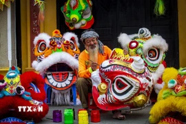Nghề làm lân đòi hỏi sự khéo léo, óc sáng tạo và tình yêu với văn hóa dân gian. (Ảnh: Giang Phương/ TTXVN)