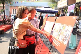 Du khách tham quan Triển lãm. (Ảnh: Thu Hương/TTXVN)