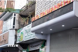 Người dân xếp hàng tại cửa hàng Bảo Tín Mạnh Hải trên phố Trần Nhân Tông. (Ảnh: Trần Việt/TTXVN)