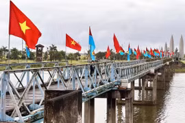 Cầu Hiền Lương trong ngày Lễ thượng cờ 'Thống nhất non sông.' (Ảnh: Nguyên Linh/TTXVN)