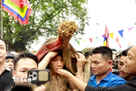 Các “Bụt” được bón xôi, trầu trước khi làm lễ thánh. (Ảnh: Hoàng Hùng/TTXVN)