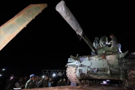 Các quan sát viên ASEAN giám sát hoạt động rút khí tài quân sự, vũ khí hạng nặng của Quân đội Campuchia khỏi khu vực biên giới tranh chấp. (Ảnh: AKP/TTXVN phát)