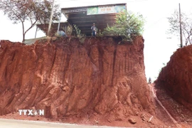 Ngôi nhà của chị Nguyễn Thị Mộng Cầm, ấp Suối Nhung, xã Tân Lợi, cao hơn so với đường gần 9 mét, khi hạ cốt nền, thi công tuyến đường ĐT.753. (Ảnh: Đậu Tất Thành/TTXVN)