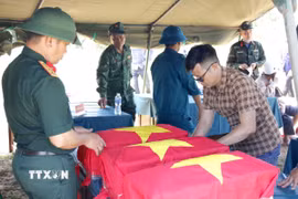 Hài cốt các liệt sỹ được quàn trang trọng theo đúng quy định. (Ảnh: Hồng Hiếu/TTXVN)