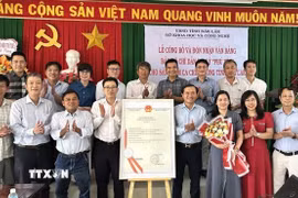 Cục Sở hữu trí tuệ (Bộ Khoa học và Công nghệ) trao bằng bảo hộ chỉ dẫn địa lý cho sản phẩm cá chình bông Phú Yên. (Ảnh: TTXVN phát)