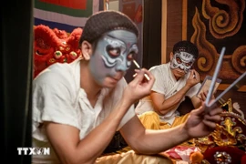 Tuồng là loại hình sân khấu ước lệ, vậy nên cách hóa trang của tuồng cũng đặc biệt, nhằm để thể hiện rõ các tuyến nhân vật; các tuyến nhân vật của tuồng chủ yếu là: kép, tướng, đào, đào võ, lão,... với mỗi loại nhân vật lại có cách hóa trang riêng. (Ảnh: Khánh Hòa/TTXVN)