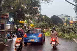 Bão Wipha gây mưa lớn tại Hà Nội, cảnh tượng khó tin sau cơn giông 