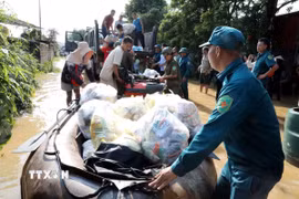 Vận chuyển hàng hóa bằng thuyền đến các thôn bị ngập sâu ở xã Vân Nham, tỉnh Lạng Sơn. (Ảnh: Văn Đạt/TTXVN)