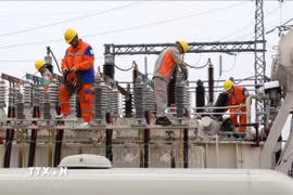 Lắp đặt, thí nghiệm các thiết bị điều khiển kỹ thuật số tại trạm biến áp 110kV Quế Võ. (Ảnh: Ngọc Hà/TTXVN)