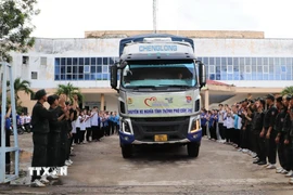 Chuyến xe mang nghĩa tình người dân Cần Thơ xuất phát đến vùng lũ. (Ảnh: Hồng Thái/TTXVN)