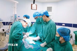 Các bác sỹ Bệnh viện Sản Nhi tỉnh Phú Thọ thực hiện phẫu thuật cho một bệnh nhân nhi. (Ảnh minh họa. Nguồn: TTXVN phát)