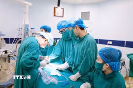 Các bác sỹ Bệnh viện Sản Nhi tỉnh Phú Thọ thực hiện phẫu thuật cho một bệnh nhân nhi. (Ảnh minh họa. Nguồn: TTXVN phát)