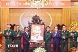 Đại tướng Trịnh Văn Quyết, Bí thư Trung ương Đảng, Trưởng Ban Tuyên giáo và Dân vận Trung ương tặng hoa và quà lưu niệm cho lãnh đạo Học viện Chính trị, Bộ Quốc phòng nhân ngày Nhà giáo Việt Nam 20/11. (Ảnh: Minh Đức/TTXVN)