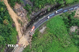 Vị trí xảy ra sạt lở khiến chiếc xe khách gặp nạn trên đèo Khánh Lê (trong đó có 6 người tử vong và 19 người bị thương). (Ảnh: Đặng Tuấn/TTXVN)