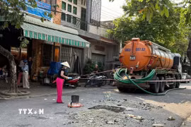 Hố ga ở cổng chợ Ngọc Hà, khu phố Ngọc Hà, phường Phú Mỹ nơi 2 công nhân tử vong do bị ngạt khí. (Ảnh: TTXVN phát