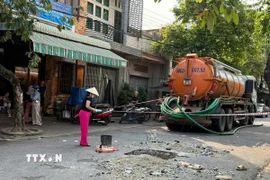 Hố ga ở cổng chợ Ngọc Hà, khu phố Ngọc Hà, phường Phú Mỹ nơi 2 công nhân tử vong do bị ngạt khí. (Ảnh: TTXVN phát