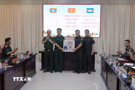 Sư đoàn 10 tặng quà cho đoàn sỹ quan trẻ quân đội hai nước Lào-Campuchia. (Ảnh: Dư Toán/TTXVN)