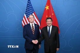 Phó Thủ tướng Trung Quốc Hà Lập Phong (phải) trong cuộc đàm phán thương mại với Bộ trưởng Tài chính Mỹ Scott Bessent tại Stockholm, Thuỵ Điển, ngày 28/7/2025. (Ảnh: THX/TTXVN)