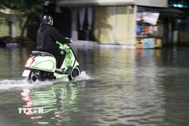 Mưa lớn gây ngập cục bộ đường An Dương Vương, phường An Cựu, thành phố Huế. (Ảnh: Nguyên Lý /TTXVN)