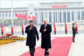 Chủ tịch Trung Quốc Tập Cận Bình (trái) trong lễ đón Tổng thống Mỹ Donald Trump tới thăm Bắc Kinh. (Ảnh: THX/TTXVN)