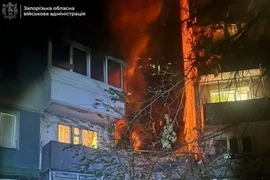 Một tòa nhà bốc cháy sau vụ tấn công của Nga. (Ảnh: Ivan Fedorov/Telegram)