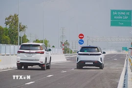 Các phương tiện lưu thông trên cao tốc Cần Thơ-Cà Mau ngày 19/1/2026. (Ảnh: Tuấn Phi/TTXVN)