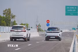 Các phương tiện lưu thông trên cao tốc Cần Thơ-Cà Mau ngày 19/1/2026. (Ảnh: Tuấn Phi/TTXVN)