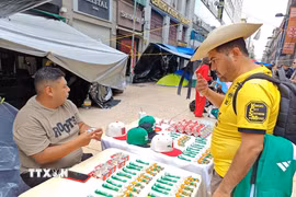 Du khách lựa chọn các mặt hàng lưu niệm World Cup tại khu vực trung tâm Mexico City. (Ảnh: Phương Lan/TTXVN)