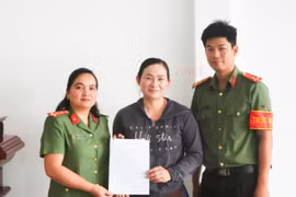 Đại úy Huỳnh Thị Thoa làm thủ tục chuyển lại 65 triệu đồng cho chị N.T.T do chuyển nhầm (Ảnh: Công an Thành phố Cần Thơ).
