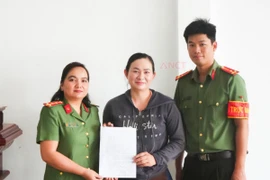 Đại úy Huỳnh Thị Thoa làm thủ tục chuyển lại 65 triệu đồng cho chị N.T.T do chuyển nhầm (Ảnh: Công an Thành phố Cần Thơ).