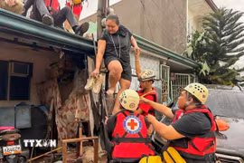 Lực lượng cứu hộ sơ tán người dân khỏi khu vực ngập lụt do bão Kalmaegi tại tỉnh Cebu, Philippines ngày 4/11/2025. (Ảnh: THX/TTXVN)