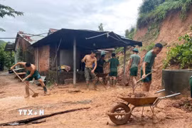 Cán bộ, chiến sĩ Lữ đoàn 574 (Bộ Tư lệnh Quân khu 5) hỗ trợ người dân xã Quế Phước (Đà Nẵng) khắc phục hậu quả của mưa lũ. (Ảnh: TTXVN phát)