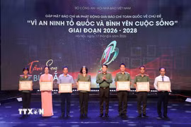 Thượng tướng Lê Quốc Hùng, Ủy viên Trung ương Đảng, Thứ trưởng Bộ Công an trao Bằng khen của Bộ trưởng Bộ Công an cho các cá nhân có thành tích xuất sắc. (Ảnh: Phạm Kiên/TTXVN)
