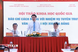 Các đại biểu chủ trì hội thảo. (Ảnh: TTXVN phát)