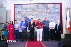 Trao tặng Kỷ niệm chương của Hội hữu nghị Việt Nam-Slovakia cho Đại sứ Việt Nam tại Cộng hòa Séc Dương Hoài Nam, ông Jozef Belicky, Thị trưởng thị trấn Sala, vùng Nitra, Slovakia và các cá nhân có đóng góp phát triển quan hệ ngoại giao nhân dân giữa Thành phố Hồ Chí Minh với nhân dân Séc và nhân dân Slovakia. (Ảnh: Xuân Khu/TTXVN)