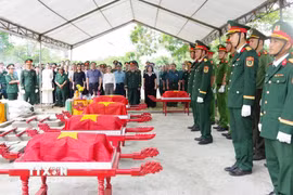 Lễ truy điệu 5 hài cốt liệt sỹ tại Nghĩa trang Liệt sỹ Đông Lễ, phường Nam Đông Hà. (Ảnh: TTXVN phát)