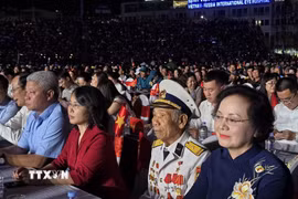 Phó Thủ tướng Phạm Thị Thanh Trà cùng các đại biểu tham dự Chương trình nghệ thuật đặc biệt "Mãi mãi tuổi 20". (Ảnh: Thanh Vân/TTXVN)