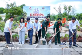 Các đại biểu dự Lễ khởi công xây dựng công trình Tượng đài “Nghe lời non nước”. (Ảnh: TTXVN phát)