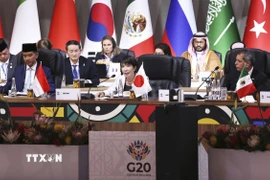 Thủ tướng Nhật Bản Sanae Takaichi (giữa) phát biểu tại Hội nghị thượng đỉnh G20 ở Johannesburg, Nam Phi ngày 22/11/2025. (Ảnh: Kyodo/TTXVN)