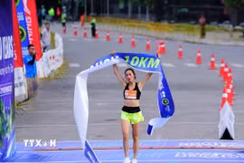 Nữ VĐV về nhất tại cự ly 10km. (Ảnh: TTXVN phát)