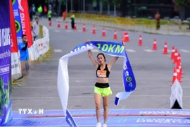 Nữ VĐV về nhất tại cự ly 10km. (Ảnh: TTXVN phát)