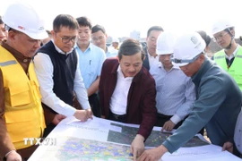 Chủ tịch Ủy ban Nhân dân tỉnh Bắc Ninh Phạm Hoàng Sơn kiểm tra mặt bằng thi công các tuyến đường của Dự án Cảng hàng không Quốc tế Gia Bình. (Ảnh: Đỗ Huyền/TTXVN)