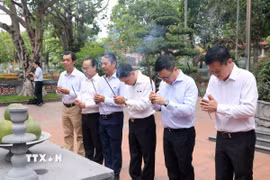 Hội nhà báo Việt Nam dâng hương tại Nhà tưởng niệm đồng chí Nguyễn Đức Cảnh. (Ảnh: Hoàng Ngọc/TTXVN)